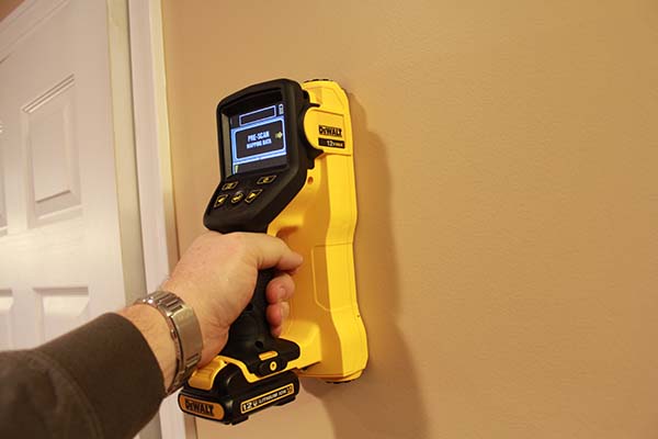 DEWALT DCT418 Hand Held Radar Scanner Scanning Wall