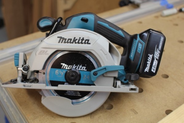 Makita 18V Lithium-Ion Brushless Cordless 6-1/2 Circular Saw Kit