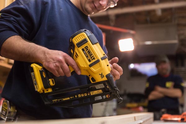 DEWALT Cordless Finish Nailer 20V