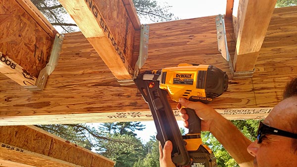 dewalt-dcn693m1-nailer