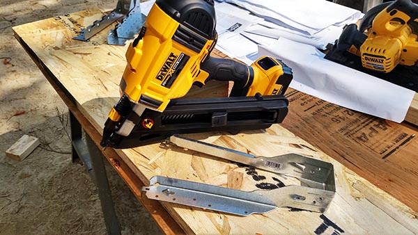 metal-hanger-nailer-dewalt-dcn693m1