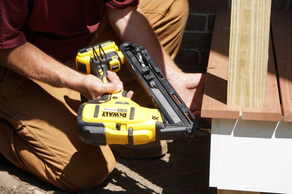 DEWALT 20V Max Xr 15 Ga Cordless Angled Finish Nailer Kit DCN650D1